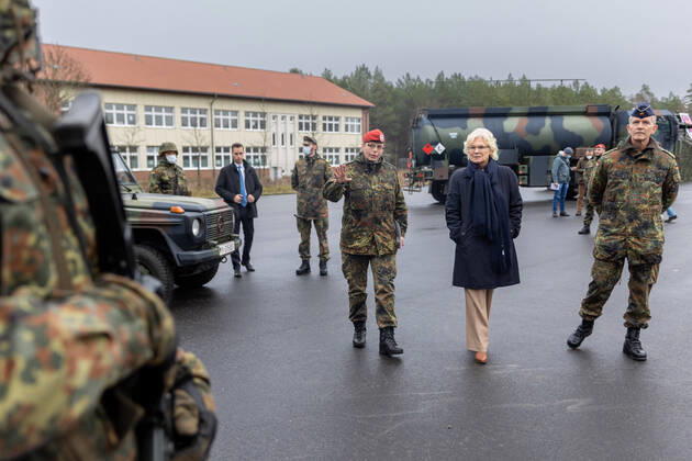 News Themen der Woche KW50 News Bilder des Tages Bundesverteidigungsministerin Christine Lambrecht im GesprâˆöÂßch wâˆöÂßhrend eines Besuches des Logistikbataillons 172 in Beelitz, 14.12.2021. Beelitz Deutschland
