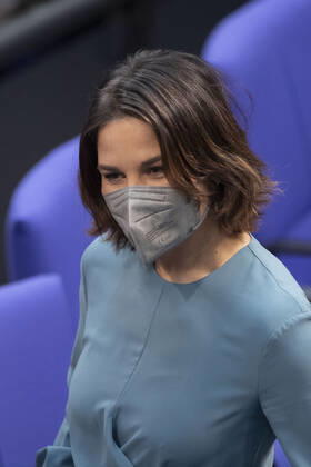 Annalena BAERBOCK (Buendnis 90 die Gruenen, Bündnis 90 die Grünen), Bundesaussenministerin, Auswaertiges Amt, 5. Plenarsitzung des Deutschen Bundestages mit der Wahl und Vereidigung des Bundeskanzlers und der Bundesminister und Bundesministerinnen, Deutscher Bundestag in Berlin, Deutschland am 08.12.2021