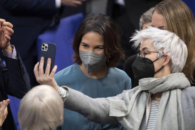 Annalena BAERBOCK (Buendnis 90 die Gruenen, Bündnis 90 die Grünen), Bundesaussenministerin, Auswaertiges Amt, links, macht eine Selfie mit Britta HASSELMANN, Haßelmann, Katharina DROEGE, Dröge, Maria KLEIN-SCHMEINK, alle (Buendnis 90 die Gruenen, Bündnis 90 die Grünen) 5. Plenarsitzung des Deutschen Bundestages mit der Wahl und Vereidigung des Bundeskanzlers und der Bundesminister und Bundesministerinnen, Deutscher Bundestag in Berlin, Deutschland am 08.12.2021