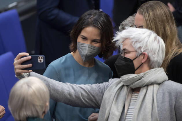 Annalena BAERBOCK (Buendnis 90 die Gruenen, Bündnis 90 die Grünen), Bundesaussenministerin, Auswaertiges Amt, links, macht eine Selfie mit Britta HASSELMANN, Haßelmann, Katharina DROEGE, Dröge, Maria KLEIN-SCHMEINK, alle (Buendnis 90 die Gruenen, Bündnis 90 die Grünen) 5. Plenarsitzung des Deutschen Bundestages mit der Wahl und Vereidigung des Bundeskanzlers und der Bundesminister und Bundesministerinnen, Deutscher Bundestag in Berlin, Deutschland am 08.12.2021