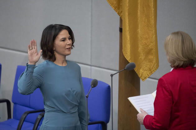 Annalena BAERBOCK (Buendnis 90 die Gruenen, Bündnis 90 die Grünen), Bundesaussenministerin, Auswaertiges Amt, leistet den Amtseid vor Baerbel BAS, Bärbel, Bundestagspraesidentin, 5. Plenarsitzung des Deutschen Bundestages mit der Wahl und Vereidigung des Bundeskanzlers und der Bundesminister und Bundesministerinnen, Deutscher Bundestag in Berlin, Deutschland am 08.12.2021
