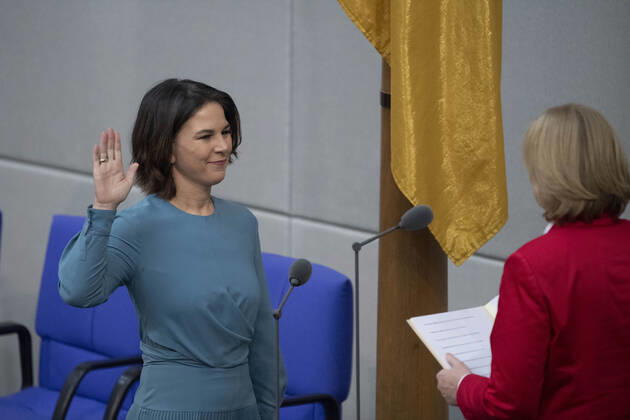 Annalena BAERBOCK (Buendnis 90 die Gruenen, Bündnis 90 die Grünen), Bundesaussenministerin, Auswaertiges Amt, leistet den Amtseid vor Baerbel BAS, Bärbel, Bundestagspraesidentin, 5. Plenarsitzung des Deutschen Bundestages mit der Wahl und Vereidigung des Bundeskanzlers und der Bundesminister und Bundesministerinnen, Deutscher Bundestag in Berlin, Deutschland am 08.12.2021