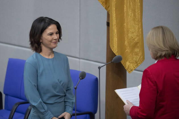 Annalena BAERBOCK (Buendnis 90 die Gruenen, Bündnis 90 die Grünen), Bundesaussenministerin, Auswaertiges Amt, leistet den Amtseid vor Baerbel BAS, Bärbel, Bundestagspraesidentin, 5. Plenarsitzung des Deutschen Bundestages mit der Wahl und Vereidigung des Bundeskanzlers und der Bundesminister und Bundesministerinnen, Deutscher Bundestag in Berlin, Deutschland am 08.12.2021