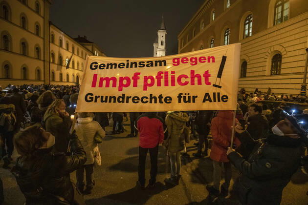 News Themen der Woche KW50 News Bilder des Tages Querdenker-Demo, Ludwigstraße, München 15. Dezember 2021 DEU, Deutschland, München, 15.12.2021, grosse Kundgebung von Corona-Rebellen gegen Coronamassnahmen und Impfpflicht, Dezember 2021, Querdenker Demo, ca. 3500 DemonstrantInnen, Ludwigstrasse, Ecke Schellingstrasse, abends, Bayern, Dezember, Querformat