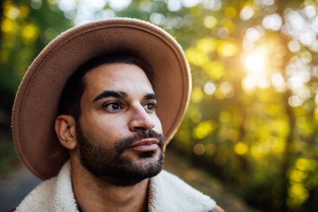IMAGO Creative: Neue Fr?hlingsmode Thoughtful man in stylish wear with hat looking away standing in nature with tall green trees, Model released SergioVictorVega_MaikyPaola_17.jpg Copyright: xSergioxVictorxVegax MR