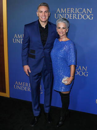 Bilder des Jahres 2021, Entertainment 12 Dezember Entertainment Themen der Woche KW50 Los Angeles Premiere Of Lionsgate s American Underdog American football quarterback Kurt Warner and wife Brenda Warner arrive at the Los Angeles Premiere Of Lionsgate s American Underdog held at the TCL Chinese Theatre IMAX on December 15, 2021 in Hollywood, Los Angeles, California, United States. Hollywood California United States Copyright: xImagexPressxAgencyx originalFilename:collin-losangel211216_npWtv