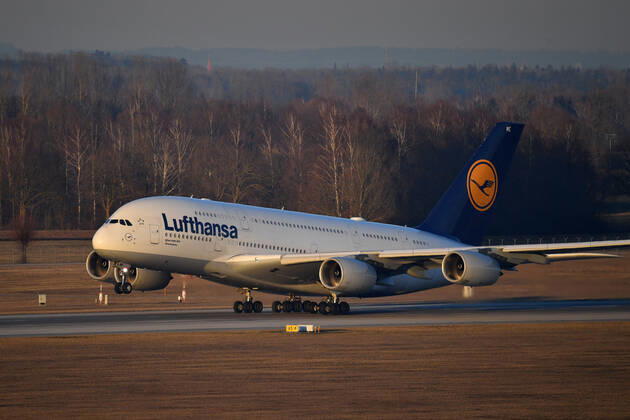 Die Produktion des Passagierjets A380 wird eingestellt. Seit laengerem blieb die Nachfrage fuer das doppelstoeckige Modell aus. Nun liefert Airbus das letzte Exemplar an Emirates aus. Archivfoto: Airbus A380 Johannesburg der Lufthansa am Start,startet. Fluglinie,Airline,Flieger, Flugverkehr,fliegen.Luftfahrt. Franz Josef Strauss Flughafen in Muenchen.Munich.