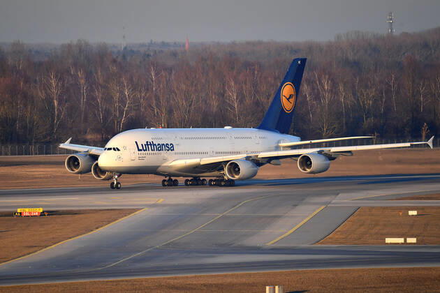Die Produktion des Passagierjets A380 wird eingestellt. Seit laengerem blieb die Nachfrage fuer das doppelstoeckige Modell aus. Nun liefert Airbus das letzte Exemplar an Emirates aus. Archivfoto: Airbus A380 Johannesburg der Lufthansa am Start,startet. Fluglinie,Airline,Flieger, Flugverkehr,fliegen.Luftfahrt. Franz Josef Strauss Flughafen in Muenchen.Munich.