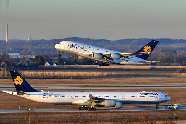 Die Produktion des Passagierjets A380 wird eingestellt. Seit laengerem blieb die Nachfrage fuer das doppelstoeckige Modell aus. Nun liefert Airbus das letzte Exemplar an Emirates aus. Archivfoto: Airbus A380 Johannesburg der Lufthansa am Start,startet. Fluglinie,Airline,Flieger, Flugverkehr,fliegen.Luftfahrt. Franz Josef Strauss Flughafen in Muenchen.Munich.