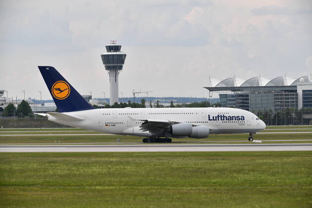 Die Produktion des Passagierjets A380 wird eingestellt. Seit laengerem blieb die Nachfrage fuer das doppelstoeckige Modell aus. Nun liefert Airbus das letzte Exemplar an Emirates aus. Archivfoto: D-AIME - Airbus A380-841 Lufthansa Airbus A380-800 mit dem Namen JOHANNESBURG nach der Landung auf dem Rollfeld, Fluglinie,Airline,Flieger, Flugverkehr,fliegen.Luftfahrt. Franz Josef Strauss Flughafen in Muenchen.Munich.