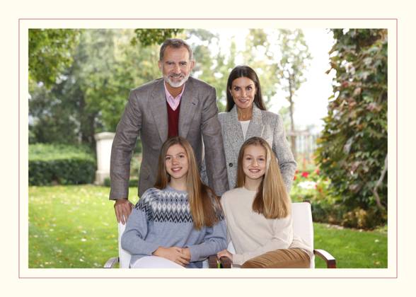 Bilder des Jahres 2021, Entertainment 12 Dezember Entertainment Themen der Woche KW50 16122021 Spain Christmas The Spanish Royal Family s official Christmas card featuring a photo of King Felipe VI, Queen Letizia and their children, princess Leonor and Princess Sofia. The Christmas card features a message signed by the four royal members that reads Merry Christmas and Happy New Year 2022 . (c) Royal Houzse by PPE Thorton  Copyright: xPPEx