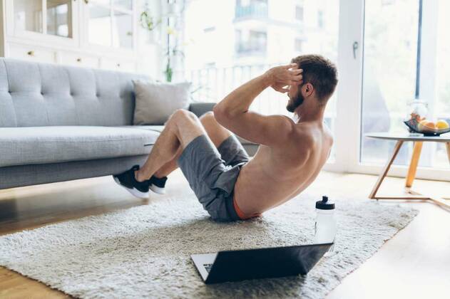  Handsome man working out at home model released, Symbolfoto, 26.10.2021, Copyright: xtommyandonex Panthermedia28828315