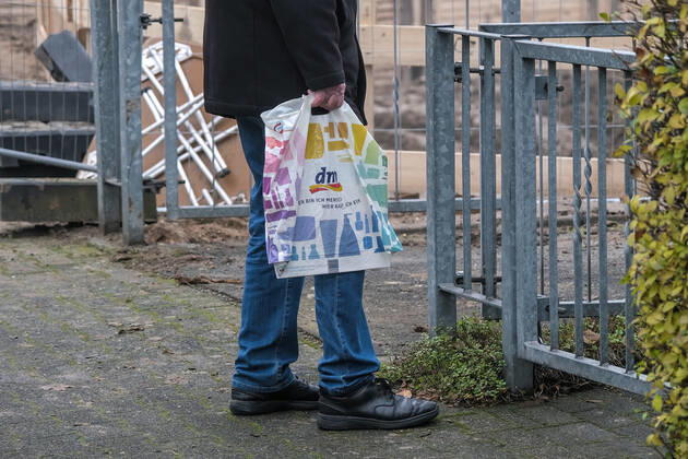 Düsseldorf 16.12.2021 DM Drogeriemarkt Drogerie Discounter Tragetasche Einkaufstasche Düsseldorf Nordrhein-Westfalen Deutschland