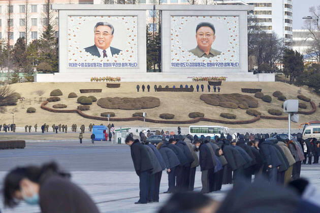 News Themen der Woche KW50 10th anniversary of death of Kim Jong Il North Korean citizens hold a moment of silence in Pyongyang on Dec. 17, 2021, the 10th anniversary of the death of North Korea s second leader Kim Jong Il.  A14AA0001174688P