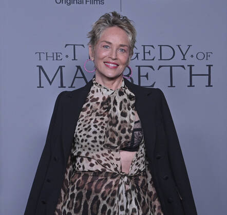 Bilder des Jahres 2021, Entertainment 12 Dezember Entertainment Themen der Woche KW50 Actress Sharon Stone attends the premiere of the motion picture historical war thriller The Tragedy of Macbeth at the DGA Theatre in Los Angeles on Thursday, December 16, 2021. Storyline: A Scottish lord becomes convinced by a trio of witches that he will become the next King of Scotland, and his ambitious wife supports him in his plans of seizing power.  LAP2021121633 JIMxRUYMEN