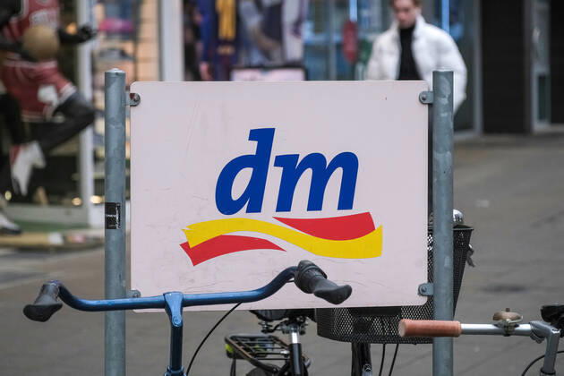 Düsseldorf 17.12.2021 DM Drogeriemarkt Drogerie Discounter Fahrradständer Düsseldorf Nordrhein-Westfalen Deutschland