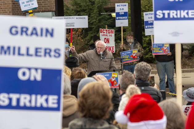 News Themen der Woche KW50 News Bilder des Tages December 17, 2021, Battle Creek, Michigan, USA: Battle Creek, Michigan USA - 17 December 2021 - Senator Bernie Sanders joins a rally of Kellogg workers, who have been on strike against the cereal maker since early October. The rally came just after a tentative agreement to settle the strike had been announced, though workers voted down what they said was an inadequate agreement a few weeks earlier. Battle Creek USA - ZUMAw66_ 20211217_zaf_w66_005 Copyright: xJimxWestx