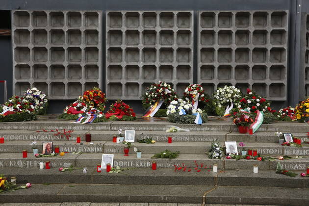 News Themen der Woche KW50 News Bilder des Tages Memory of the victims of Breitscheidplatz Berlin: Flowers, wreaths and candles for the victims of Breitscheidplatz. Berlin Berlin-Charlottenburg Germany Copyright: SimonexKuhlmey