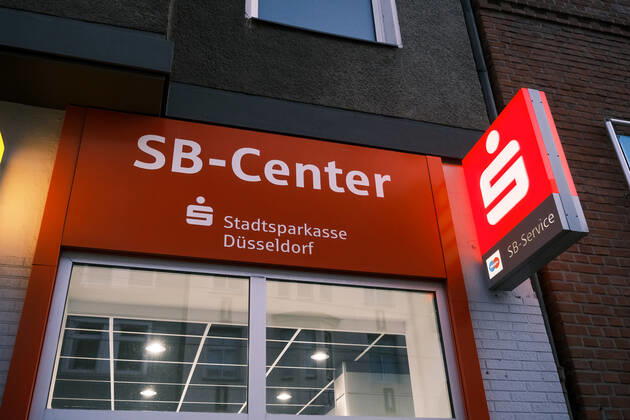 Düsseldorf 20.12.2021 Stadtsparkasse Sparkasse SB-Center Selbstbedienung Abbau von Filialen Düsseldorf Nordrhein-Westfalen Deutschland