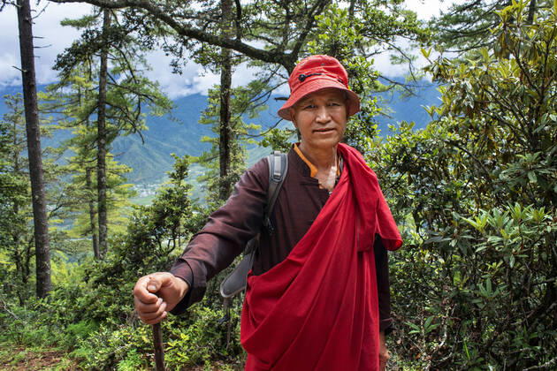Monk in the Taktsang Goemba or Tigers nest monastery in Paro valley, Bhutan, Asia. Paro Taktsang or Taktsang Palphug Monastery and the Tiger s Nest is a prominent Himalayan Buddhist sacred site and the temple complex is located in the cliffside of the upper Paro valley in Bhutan. A temple complex was first built in 1692, around the Taktsang Senge Samdup cave where Guru Padmasambhava is said to have meditated for three years, three months, three weeks, three days and three hours in the 8th century. Bhutan Copyright: xSergixReboredox SRE-005-EG8108
