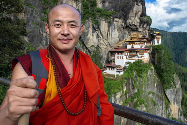 Monk in the Taktsang Goemba or Tigers nest monastery in Paro valley, Bhutan, Asia. Paro Taktsang or Taktsang Palphug Monastery and the Tiger s Nest is a prominent Himalayan Buddhist sacred site and the temple complex is located in the cliffside of the upper Paro valley in Bhutan. A temple complex was first built in 1692, around the Taktsang Senge Samdup cave where Guru Padmasambhava is said to have meditated for three years, three months, three weeks, three days and three hours in the 8th century. Bhutan Copyright: xSergixReboredox SRE-006-EG8415