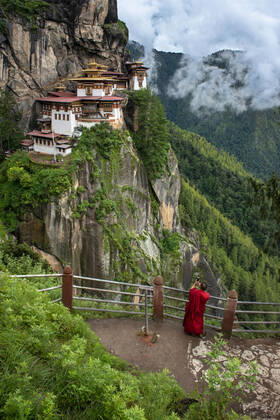 Monk in the Taktsang Goemba or Tigers nest monastery in Paro valley, Bhutan, Asia. Paro Taktsang or Taktsang Palphug Monastery and the Tiger s Nest is a prominent Himalayan Buddhist sacred site and the temple complex is located in the cliffside of the upper Paro valley in Bhutan. A temple complex was first built in 1692, around the Taktsang Senge Samdup cave where Guru Padmasambhava is said to have meditated for three years, three months, three weeks, three days and three hours in the 8th century. Bhutan Copyright: xSergixReboredox SRE-009-EG7899