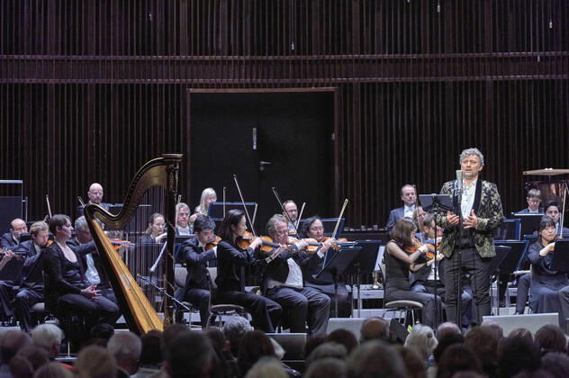 Bilder des Jahres 2021, Entertainment 12 Dezember Entertainment Themen der Woche KW51 Entertainment Bilder des Tages Jonas Kaufmann und die Deutsche Staatsphilharmonie Rheinland-Pfalz unter der Leitung von Jochen Rieder bei einem Weihnachtskonzert zu Jonas Kaufmanns neuer CD It s Christmas im Kuppelsaal. Hannover, 20,.11.2021