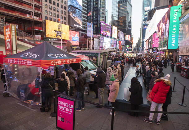Bilder des Jahres 2021, News 12 Dezember News Themen der Woche KW51 News Bilder des Tages (211221) -- NEW YORK, Dec. 21, 2021 -- People wait in line for COVID-19 tests at a mobile testing site on Times Square in New York, the United States, Dec. 20, 2021. Omicron has taken the hold to become the dominant COVID-19 variant in the United States as more people are traveling and gathering for holidays. The infection cases caused by Omicron amounted to 73.2 percent of all infection cases in the week ending Dec. 18, from 12.6 percent of all infection cases in the week ending Dec. 11, according to the latest model estimates of the U.S. Centers for Disease Control and Prevention (CDC) on Monday. ) U.S.-NEW YORK-COVID-19-OMICRON WangxYing 