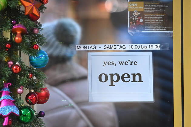 Themenbild: Coronavirus Pandemie Folgen fuer den Einzelhandel: Schild am Eingang eines Laden,Geschaefts: YES WE ARE OPEN