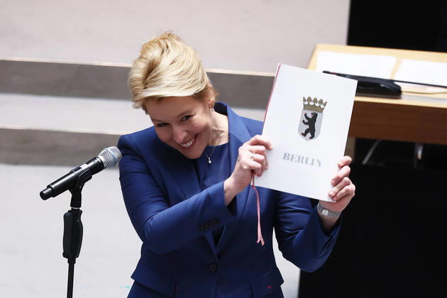 Bilder des Jahres 2021, News 12 Dezember News Themen der Woche KW51 News Bilder des Tages Franziska Giffey mit der Urkunde nach der Wahl zur neuen Regierenden Buergermeisterin im Abgeordnetenhaus in Berlin am 21. Dezember 2021. Wahl der Regierenden Buergermeisterin von Berlin