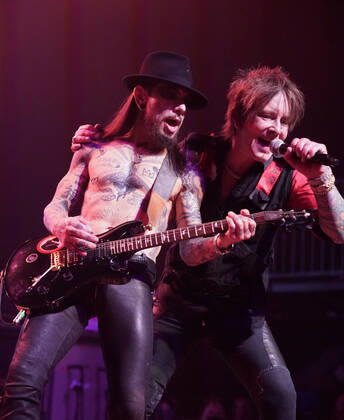 Bilder des Jahres 2021, Entertainment 12 Dezember Entertainment Themen der Woche KW51 December 21, 2021, Hollywood, CA, USA: Musicians - DAVID NAVARRO and BILLY MORRISON together on stage at the 3rd Annual Above Ground Benefit Concert. Guitarists Dave Navarro (Janeâ€⠢s Addiction) and Billy Morrison (Billy Idol) and an all-star band headlined their third â€oeABOVE GROUND†benefit concert on December 20, 2021, at The Fonda Theatre, Hollywood, CA. After sitting out 2020 because of Covid, Navarro and Morrison were joined by a diverse group of special guests including Perry Farrell, Etty Lau Farrell, Corey Taylor, Mark McGrath, Steve Stevens, Franky Perez, Anthony Keidis (Red Hot Chile Peppers), Dexter Holland, and more..As with previous successful events in 2018 and 2019, this immersive evening of art and music - ZUMAmt3_ 20211221_zaf_mt3_001 Copyright: xScottxMitchellx