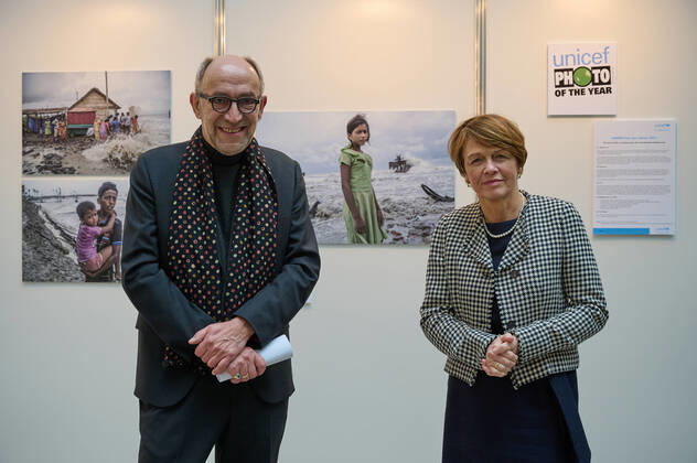 Bilder des Jahres 2021, News 12 Dezember News Themen der Woche KW51 News Bilder des Tages Unicef-Schirmherrin Elke Buedenbender und Peter-Matthias Gaede, Unicef-Vorstand, vor dem Unicef-Foto des Jahres 2021 in der Ausstellung im Haus der Bundespressekonferenz in Berlin (Foto vom 21.12.2021). Das Siegerfoto des indischen Fotografen Supratim Bhattacharjee aus den indischen Sundarbans zeigt ein elfjaehriges indisches Maedchen, dessen Teeausschank von einem verheerenden Wirbelsturm auf das offene Meer gefegt wurde. (Siehe epd-Meldung vom 21.12.2021) Unicef-Foto des Jahres zeigt indisches Maedchen vor verwuesteter Kueste