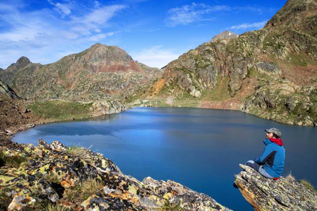 IMAGO Creative: Sommer, In den Bergen Estats pond in the Catalan Pyrenees in summer on the way of the Pica d Estats massif in Alt Pirineu Natural Park, Catalonia, Spain, Pyrenees. Ascent to the Pica d Estats for its most classic route on the south face of the Pyrenees. The route starts at the Molinassa car park, passes by the nearby Vallferrera refuge, climbs the Sotllo ravine, the Sotllo and Estats lakes and the port of Sotllo, and passes the French side of the mountain to gain the Coll de Riufred, from where the roof of Catalonia is reached. We recommend arriving at La Molinassa the night before and spending the night at the Vallferrera refuge to go out at dawn the next day and make the most of the day. Or, for those who prefer to sleep in a more comfortable place with all t Copyright: xSergixReboredox SRE-FF1724