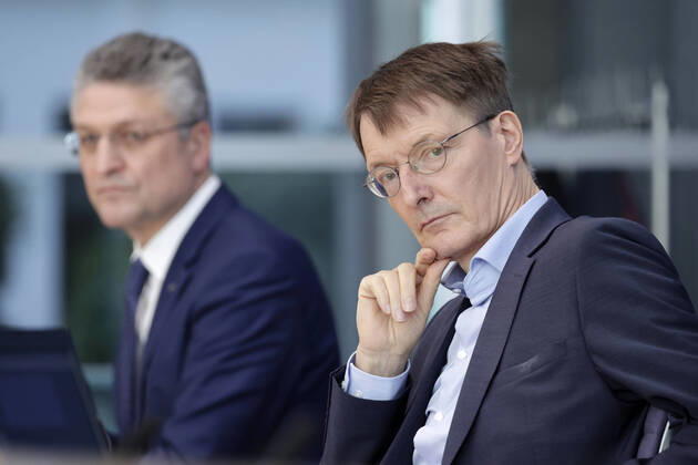 Bilder des Jahres 2021, News 12 Dezember News Themen der Woche KW51 News Bilder des Tages Prof. Dr. Lothar H. Wieler, Praesident Robert-Koch-Institut, (RKI), Prof. Dr. Karl Lauterbach, Bundesminister fuer Gesundheit, SPD, PK zu - Corona-Lage, DEU, Berlin, 22.12.2021