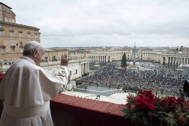 Bilder des Jahres 2021, News 12 Dezember News Themen der Woche KW51 News Bilder des Tages Italy, Rome, Vatican, 2021 12 25. Pope Francis waves to the gathered faithful following his Christmas Urbi et Orbi blessing in St. Peter s Square at The Vatican. Photograph by Vatican Media Catholic Press Photo . RESTRICTED TO EDITORIAL USE - NO MARKETING - NO ADVERTISING CAMPAIGNS.  Copyright: xVATICANxMEDIAx xIPAx xVaticanxMediax