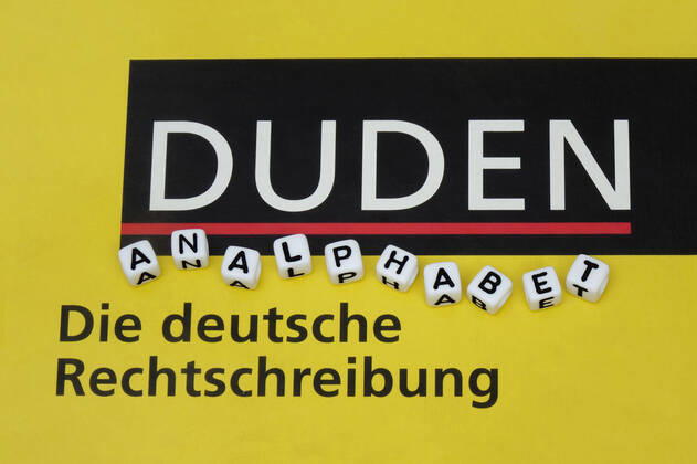 Duden und Analphabet Duden und Analphabet, 19.12.2021, Borkwalde, Brandenburg, Auf einem Duden liegt der Schriftzug Analphabet.
