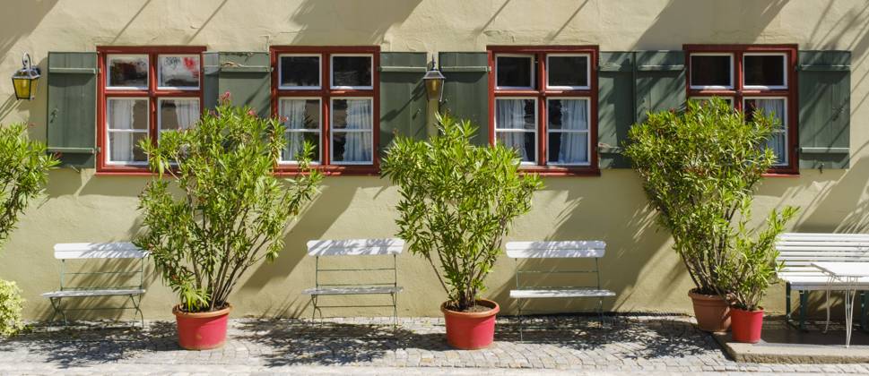 Hausfassade mit Pflanzen und Stühlen, Dinkelsbühl, Mittelfranken, Bayern, Deutschland