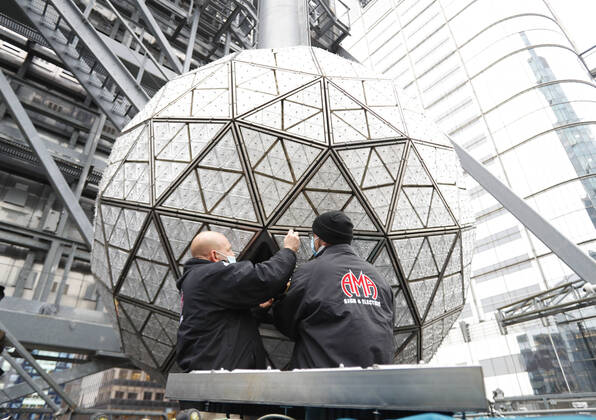 Bilder des Jahres 2021, News 12 Dezember News Themen der Woche KW52 News Bilder des Tages Workers install 192 sparkling, new Waterford Crystal triangles featuring this year s Gift of Wisdom design on the Times Square New Year s Eve Ball in New York City on Monday, December 27, 2021.  NYP20211227105 JohnxAngelillo