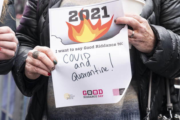 Bilder des Jahres 2021, News 12 Dezember News Bilder des Tages US: 15th Annual Good Riddance Day A woman from Rhode Island hold paper with a message to burn it in the incinerator set in Latin America tradition in the middle of Times Square during Good Riddance Day. For the first time this year, in keeping with the Latin American tradition of burning large dolls filled with good riddance messages, a burner was set up and fire started to burn people‘s messages of bad memories of 2021. Most messages were related to COVID-19 pandemic which people wanted to get rid of. New York New York United States Times Square Copyright: LevxRadin