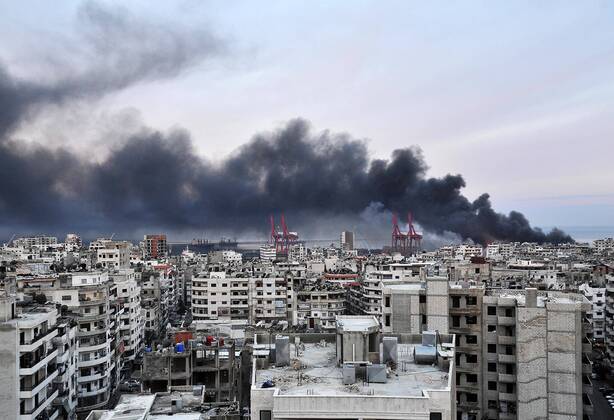 Bilder des Jahres 2021, News 12 Dezember News Themen der Woche KW52 News Bilder des Tages (211228) -- LATAKIA (SYRIA), Dec. 28, 2021 -- Smoke rises after an Israeli missile attack at the commercial seaport of Syria s coastal city of Latakia on Dec. 28, 2021, A fresh Israeli missile attack targeted the commercial seaport of Syria s coastal city of Latakia early Tuesday, the Syrian state news agency SANA reported. (Str Xinhua) SYRIA-LATAKIA-SEAPORT-ISRAEL-MISSILE ATTACK Stringer 