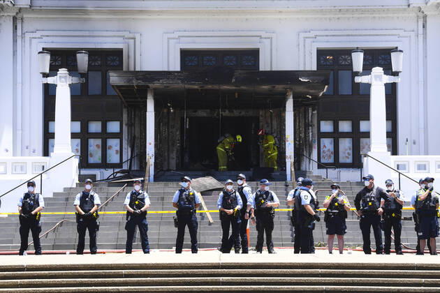 Bilder des Jahres 2021, News 12 Dezember News Themen der Woche KW52 News Bilder des Tages CANBERRA OLD PARLIAMENT HOUSE FIRE, Police officers stand guard outside the fire damaged entrance to Old Parliament House in Canberra, Thursday, December 30, 2021. ( NO ARCHIVING, EDITORIAL USE ONLY, NO USE IN BOOKS WITHOUT CONSENT CANBERRA ACT AUSTRALIA  Copyright: xLUKASxCOCHx 20211230001609764902