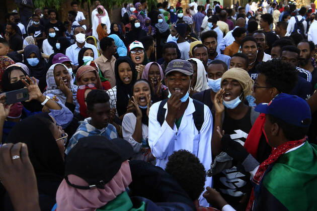 Bilder des Jahres 2021, News 12 Dezember (211231) -- KHARTOUM, Dec. 31, 2021 -- Sudanese citizens demonstrate on the street in Khartoum, Sudan, Dec. 30, 2021. Mass protests started in the Sudanese capital Khartoum and other cities on Thursday to demand civilian rule. ) SUDAN-KHARTOUM-DEMONSTRATION MohamedxKhidir 