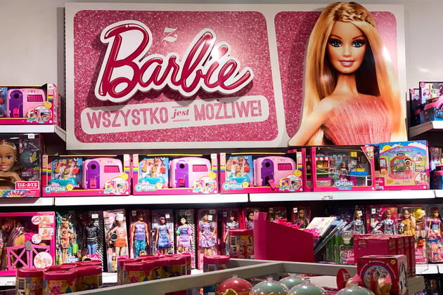 International Brands In Poland Barbie logo and products are seen at the toy shop in Krakow, Poland on December 30, 2021. Krakow Poland Copyright: xJakubxPorzyckix originalFilename: porzycki-internat211230_npQno