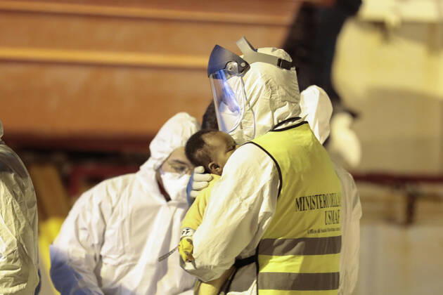 Bilder des Jahres 2021, News 12 Dezember News Themen der Woche KW52 News Bilder des Tages December 31, 2021, Pozzallo: The German NGO migrant rescue ship Sea Watch 3 with 440 migrants on board arrives in the port of Pozzallo, Sicily island, southern Italy, 31 December 2021. The German NGO migrant rescue ship Sea Watch 3 was assigned the port of Pozzallo in Sicily to land its 440 rescued migrants after a week at sea Friday. The ship was at sea since Christmas Eve after carrying out five rescues. .ANSA FRANCESCO RUTA Pozzallo - ZUMAa110 20211231_zaf_a110_016 Copyright: xFrancescoxRutax