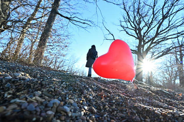 Liebeskummer. Der weggeworfene Herzluftballon. Feldwies Bayern Deutschland Copyright: xRolfxPossx