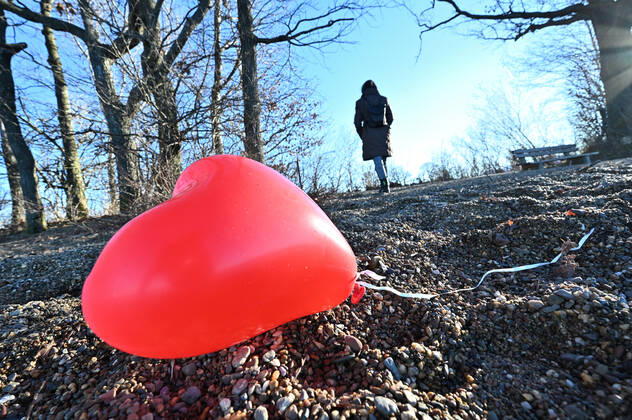 Liebeskummer. Der weggeworfene Herzluftballon. Feldwies Bayern Deutschland Copyright: xRolfxPossx