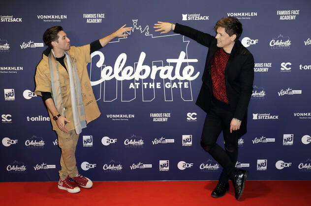 Justin Jesso und Michael Patrick Kelly in der Silvestershow Celebrate at the Gate - Willkommen 2022 am Brandenburger Tor. Berlin, 31.12.2021
