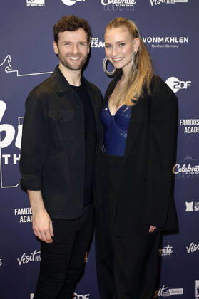 Daniel Grunenberg und Carolin Niemczyk von Glasperlenspiel in der Silvestershow Celebrate at the Gate - Willkommen 2022 am Brandenburger Tor. Berlin, 31.12.2021