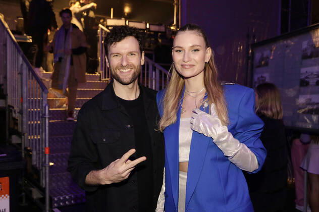 Daniel Grunenberg und Carolin Niemczyk von Glasperlenspiel in der Silvestershow Celebrate at the Gate - Willkommen 2022 am Brandenburger Tor. Berlin, 31.12.2021