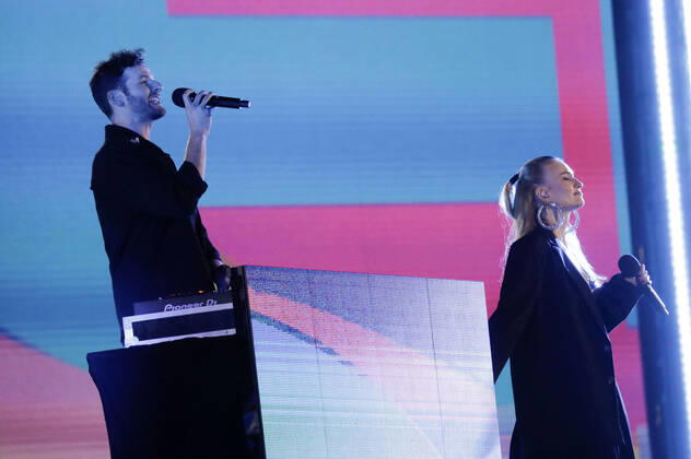 Daniel Grunenberg und Carolin Niemczyk von Glasperlenspiel in der Silvestershow Celebrate at the Gate - Willkommen 2022 am Brandenburger Tor. Berlin, 31.12.2021